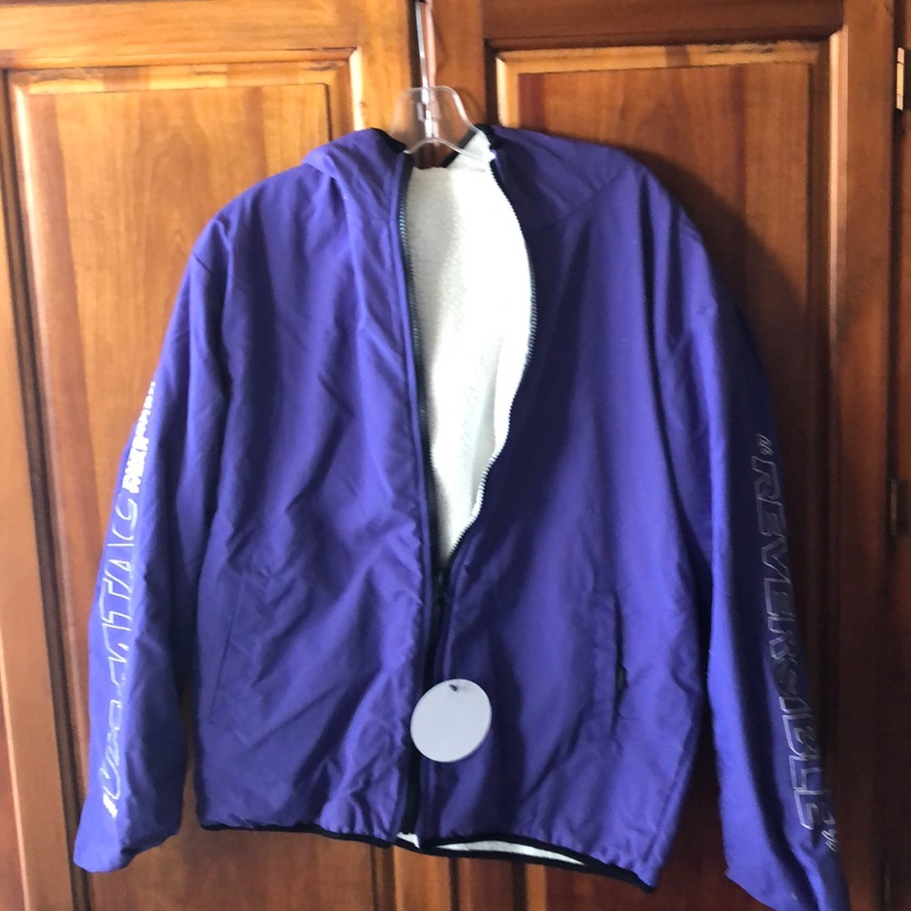 Men’s reversible hooded jacket.